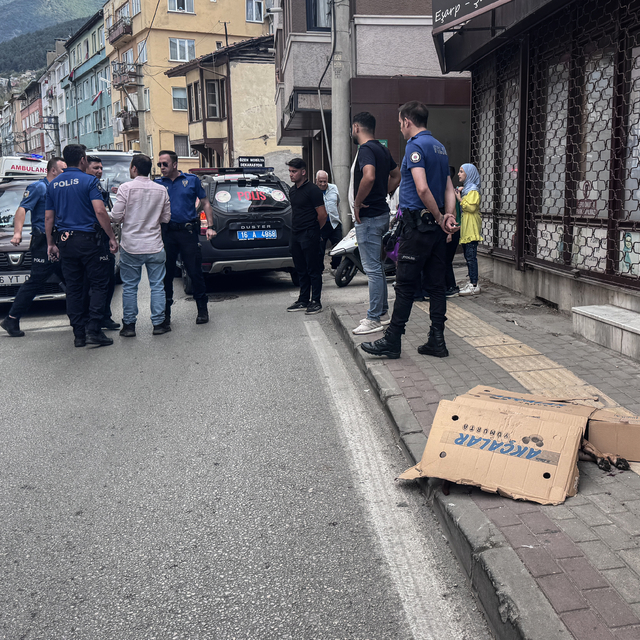 Bursa'da aile içi şiddet ihbarına giden 2 polis, şüpheli ile pitbull cinsi...