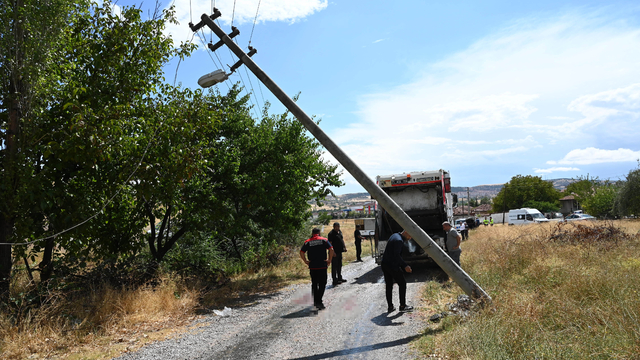 Çöp kamyonu elektrik direğine çarptı: 2 yaralı