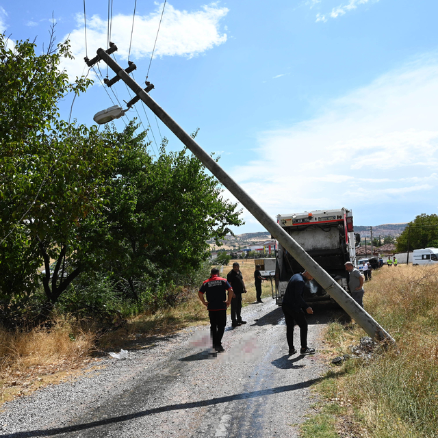 Çöp kamyonu elektrik direğine çarptı: 2 yaralı