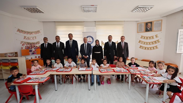 Gaziantep'te eğitim öğretime başlayan 140 bin öğrenciye boya seti dağıtıldı