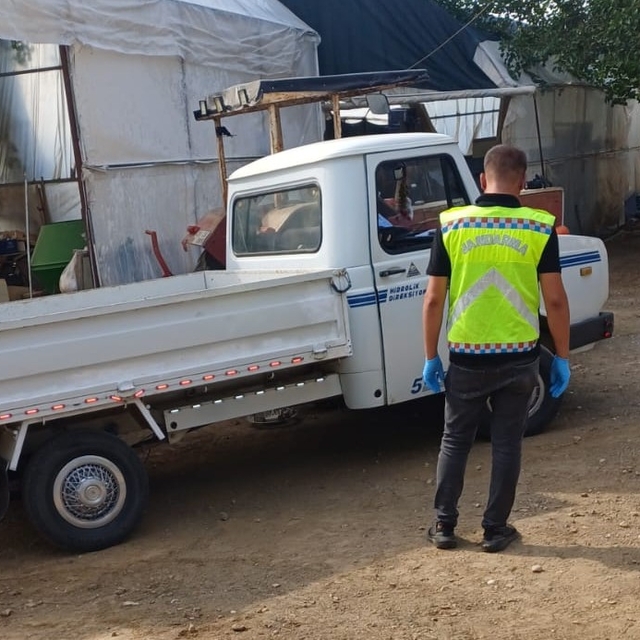 Antalya'da traktörle kamyonetin arasında sıkışan kişi hayatını kaybetti