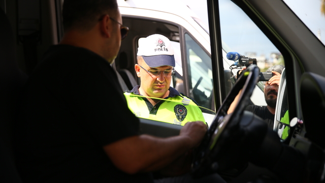 Adana'da trafik polisleri okul servislerinde denetim yaptı