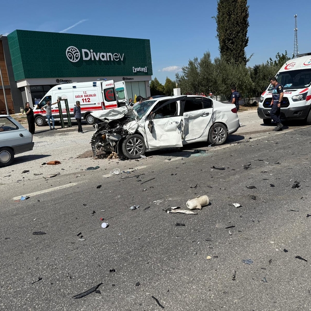 Manisa'da zincirleme trafik kazasında 1 kişi öldü, 4 kişi yaralandı