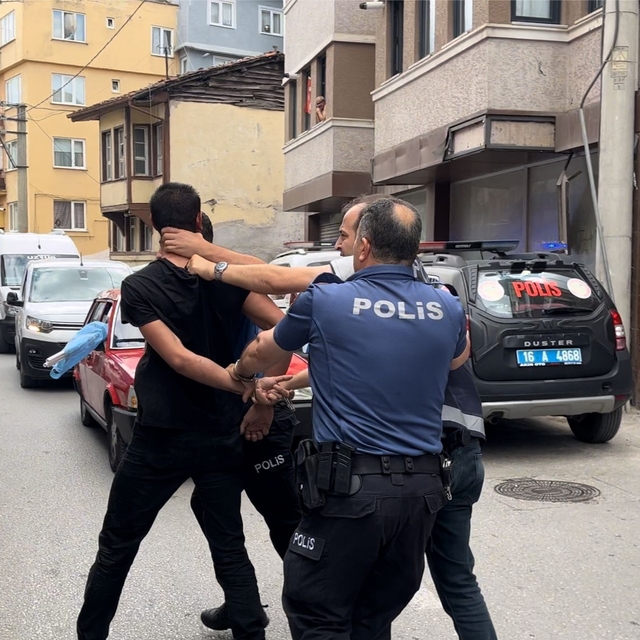 Aile içi kavga ihbarına giden polislerden birini köpek, diğerini ise sahibi...