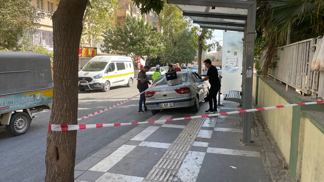 Şanlıurfa'da otomobil durakta bekleyen anne ve çocuklarına çarptı