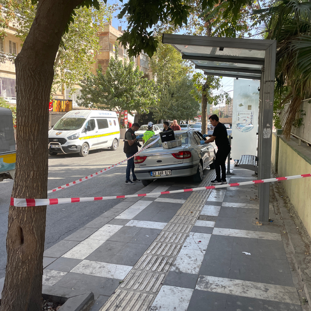Şanlıurfa'da otomobil durakta bekleyen anne ve çocuklarına çarptı