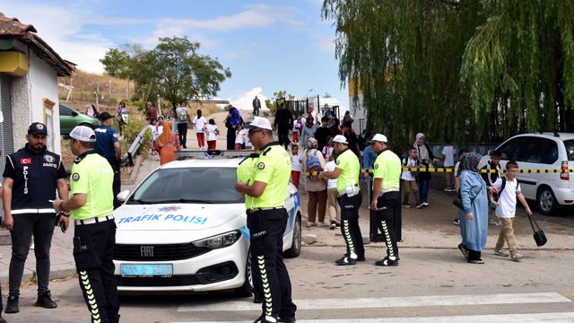Kırıkkale'de polis ekipleri okul çevrelerindeki denetimlerini artırdı
