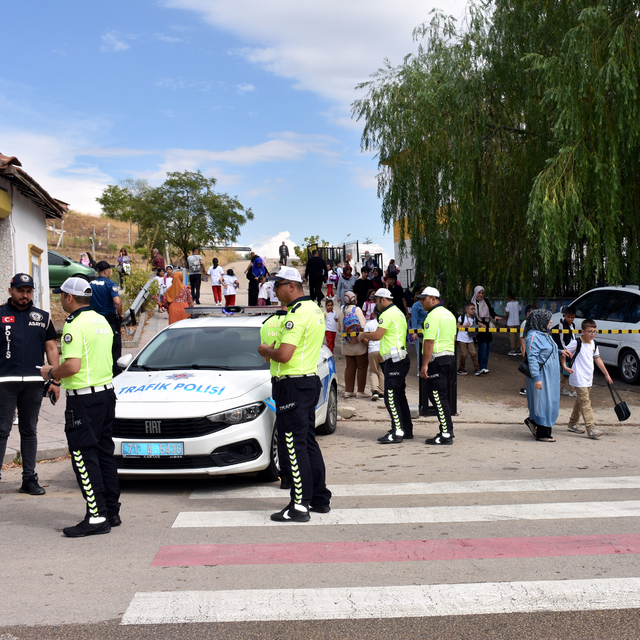 Kırıkkale'de polis ekipleri okul çevrelerindeki denetimlerini artırdı