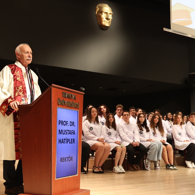 Edirne'de TÜ'de eğitim almaya hak kazanan hekim adayları beyaz önlüklerini...