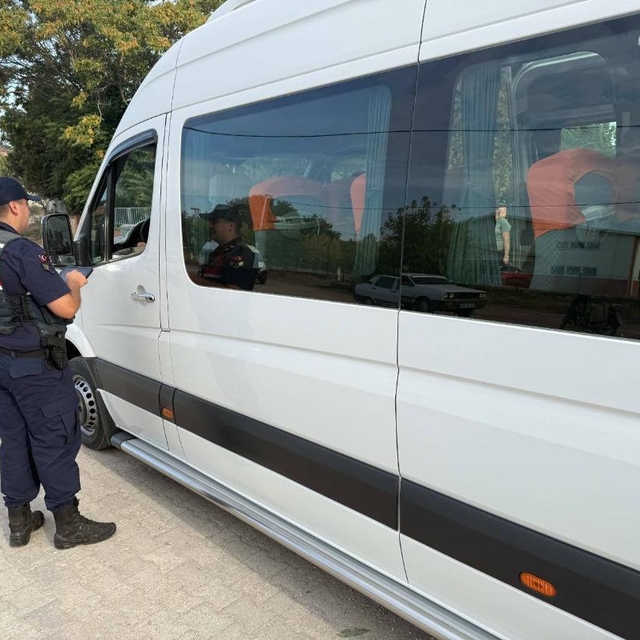 Edirne'de jandarma ekipleri okul çevrelerinde denetim gerçekleştirdi