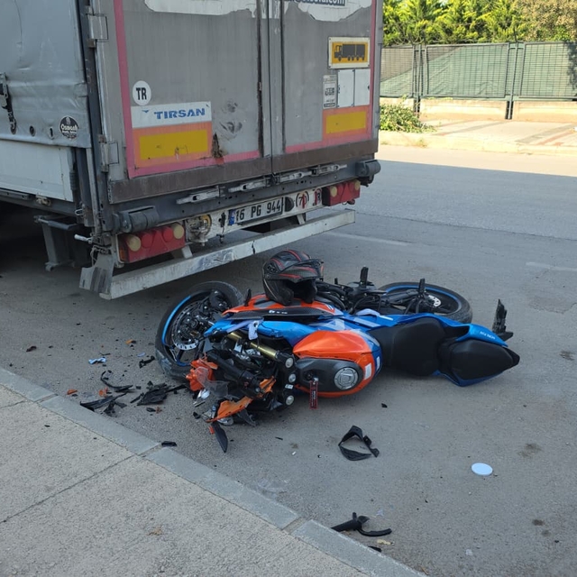 Bursa'da park halindeki tıra çarpan motosikletin sürücüsü ağır yaralandı
