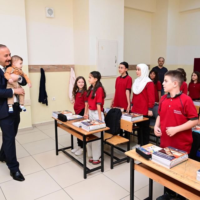 Vali, kucağına aldığı şehidin bebeğiyle sınıfları gezdi