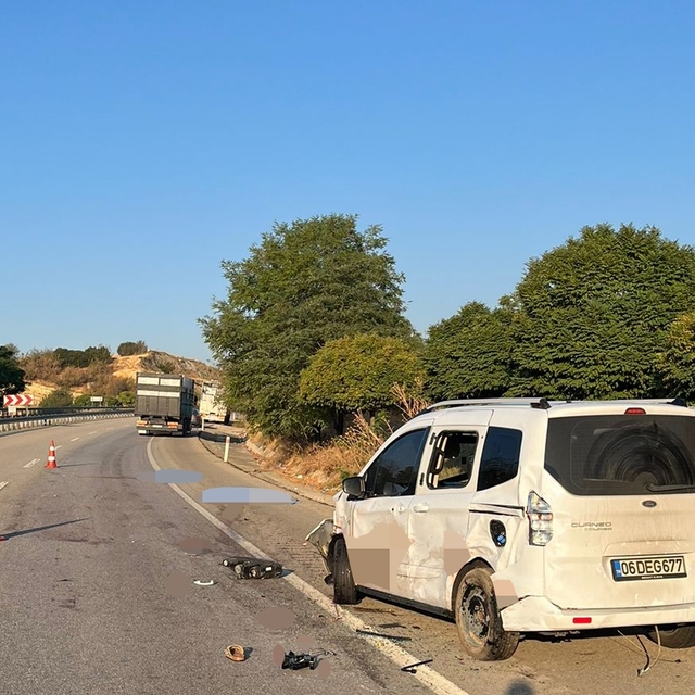 Manisa'da yol kenarında lastik değiştirirken kamyonetin çarptığı çift hayat...