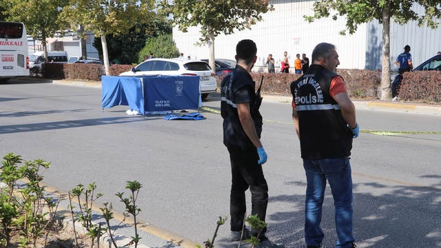 Belediye otobüsünden inip, yolun karşısına geçmek isterken otomobilin çarpmasıyla öldü