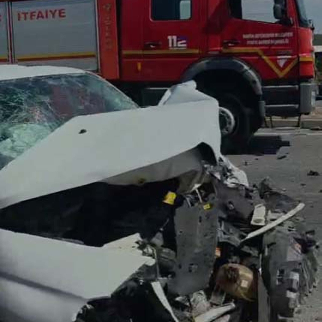 Kızlarını üniversiteye kaydettirmek için çıktıkları yolda kaza yaptılar; 1...