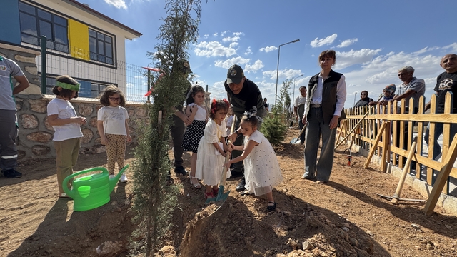 Elazığ'da "Yeşil Vatan" temasıyla" minik öğrenciler fidan dikti