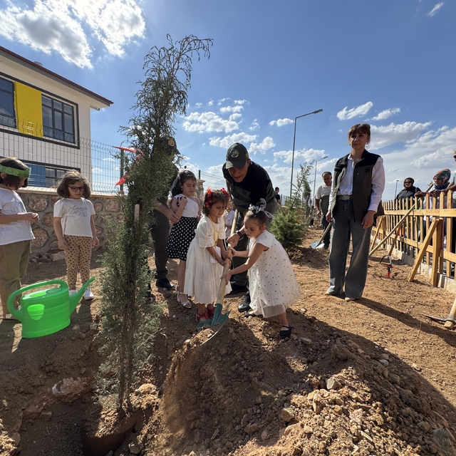 Elazığ'da "Yeşil Vatan" temasıyla" minik öğrenciler fidan dikti