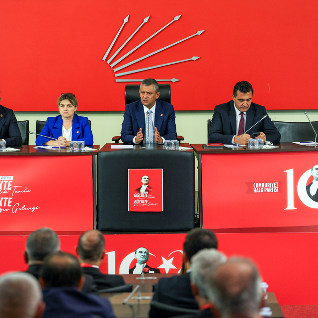 CHP Genel Başkanı Özel, partisinin il başkanlarıyla bir araya geldi