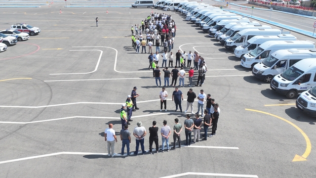 Batman'da denetlenen okul servis sürücülerine eğitim verildi