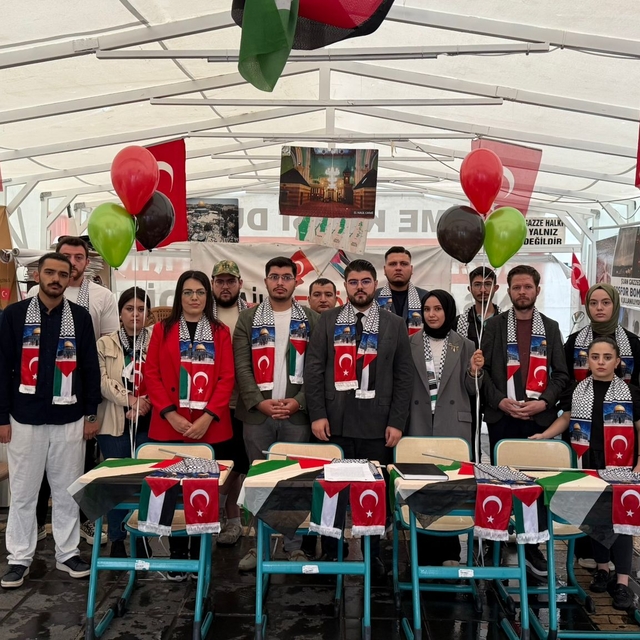 Kayseri AK Parti Gençlik Kolları Başkanlığı okulların açıldığı gün Gazze'de...