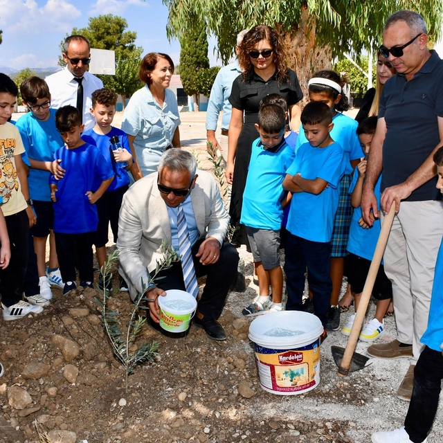 Silifke'de öğrenciler fidan dikerek dersbaşı yaptı