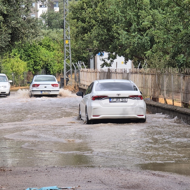 Kozan'da sağanak etkili oldu