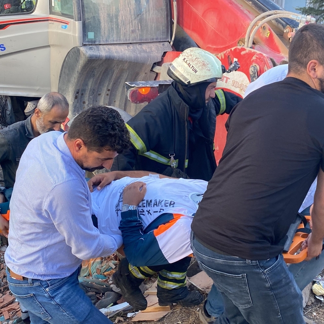 Freni boşalan iş makinesi önce 2 otomobile, ardından binaya çarptı: 4 yaral...