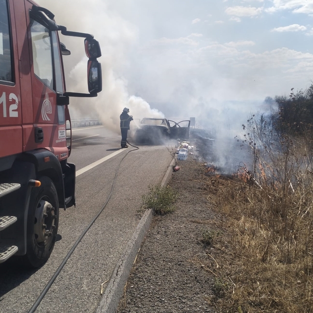 Edirne'de sınır kapısı yolunda seyir halindeki Bulgaristan plakalı otomobil...