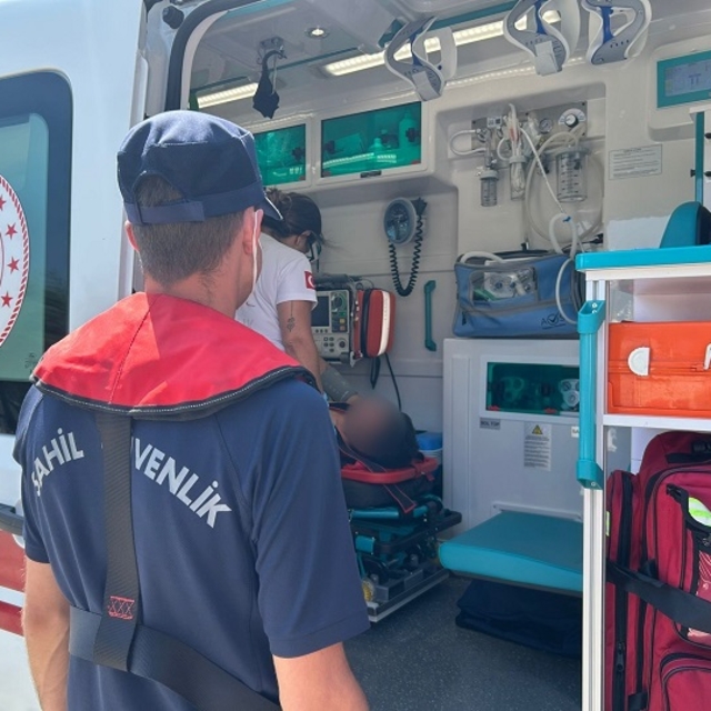 Fethiye açıklarında gezi teknesinde yaralanan çocuğa tıbbi tahliye