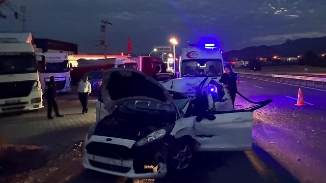 Sakarya'da tıra çarpan otomobildeki 1 kişi öldü, 1 kişi yaralandı