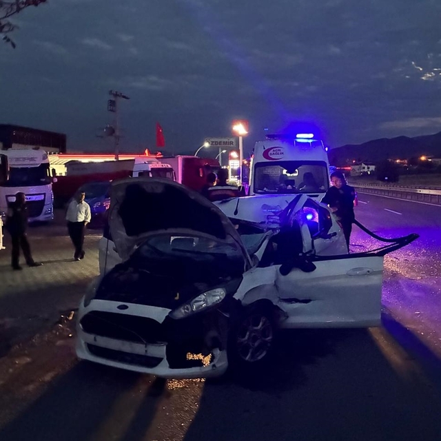 Sakarya'da tıra çarpan otomobildeki 1 kişi öldü, 1 kişi yaralandı