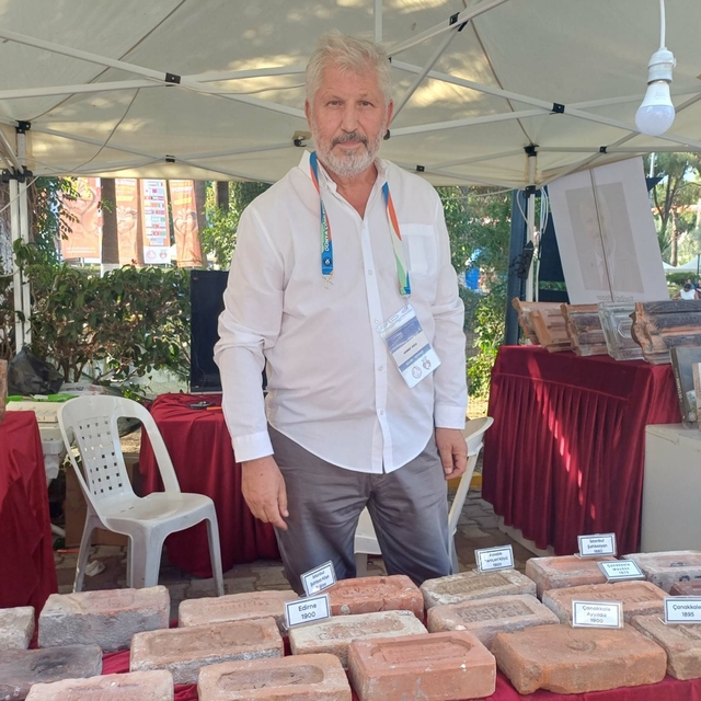 1200 çeşit tuğla ve yaklaşık 350 kiremitten koleksiyon