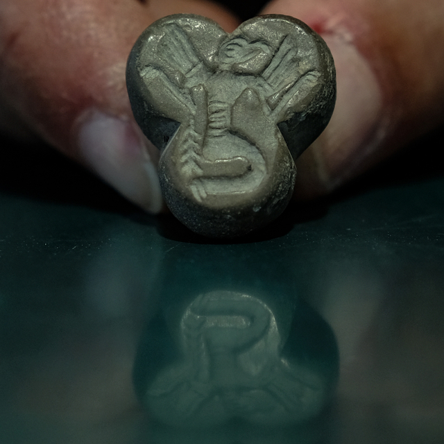 Karahöyük'te kartal başlı, insan figürlü mühür bulundu