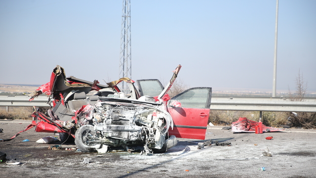 Niğde'de otomobilin tıra arkadan çarptığı kazada 3 kişi öldü, 2 kişi yaralandı