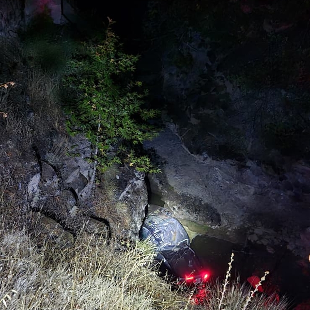 Adana'da köprüden dereye düşen kamyonetin sürücüsü yaralandı