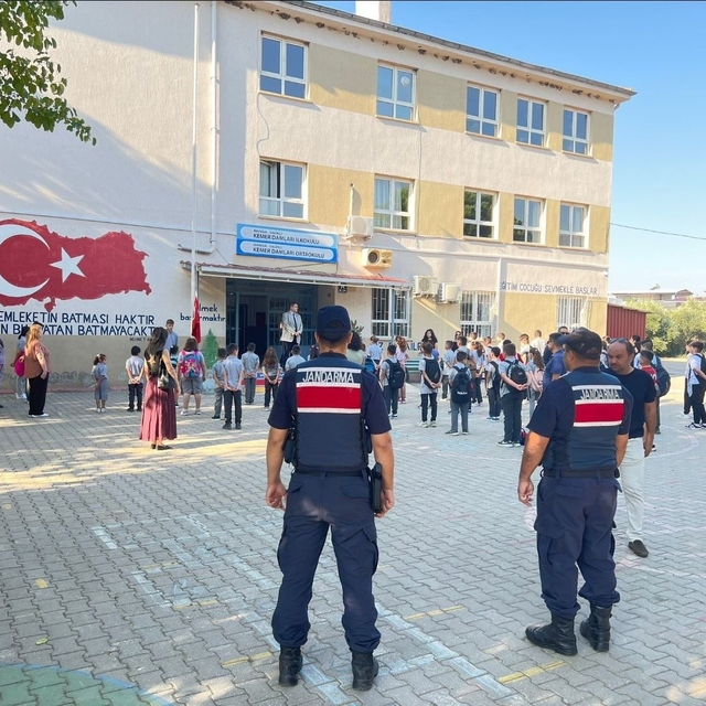 Salihli'de jandarmadan "huzurlu okul önleri ve huzurlu sokaklar" uygulaması...