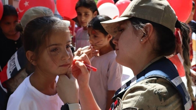 Muş'ta jandarma ekipleri etkinliklerle çocukları mutlu etti