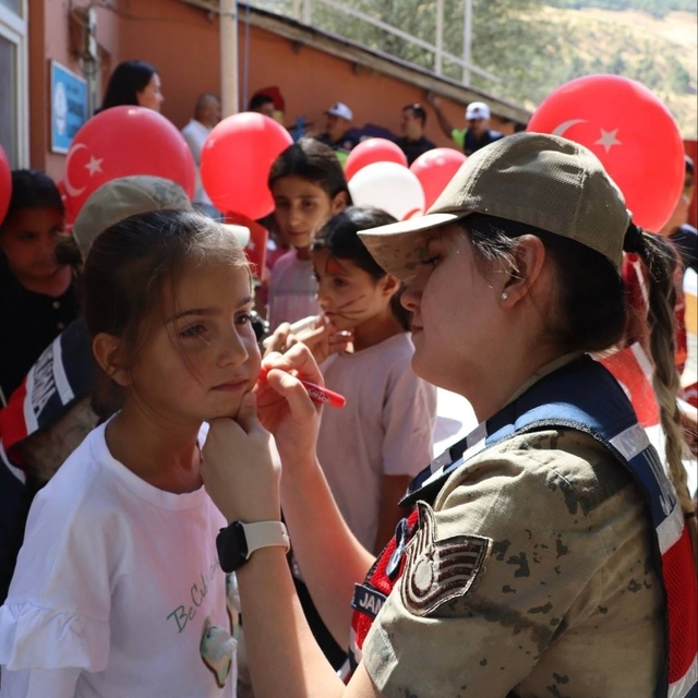 Muş'ta jandarma ekipleri etkinliklerle çocukları mutlu etti