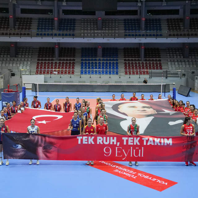 İzmir'in kadın voleybol takımları sahaya "tek ruh" çıktı