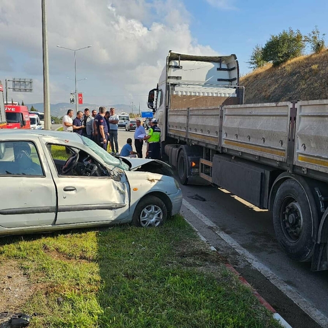 Otomobil, TIR'a çarptı; 1 ölü, 1 yaralı