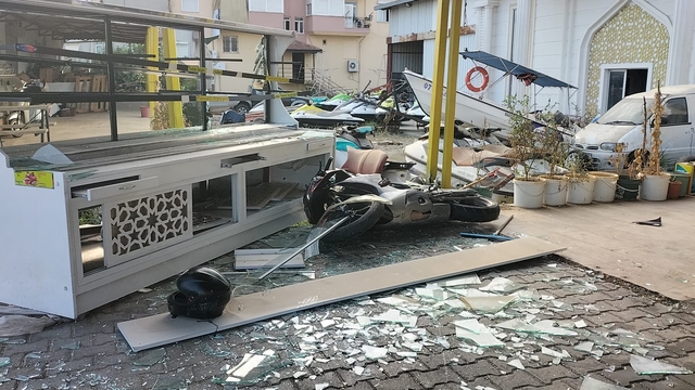 Manavgat'ta otomobille çarpışan motosikletteki 2 kişi ağır yaralandı