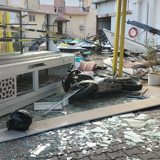 Manavgat'ta otomobille çarpışan motosikletteki 2 kişi ağır yaralandı