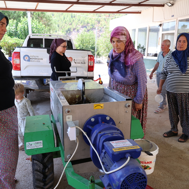 Antalya'da üreticilere üzüm sıkma makinesi desteği