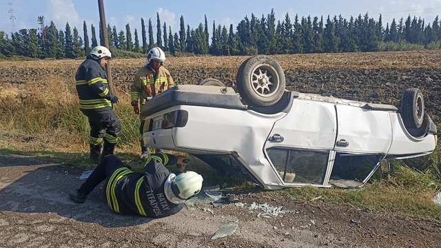 Hatay'da devrilen otomobildeki 2 kişi yaralandı