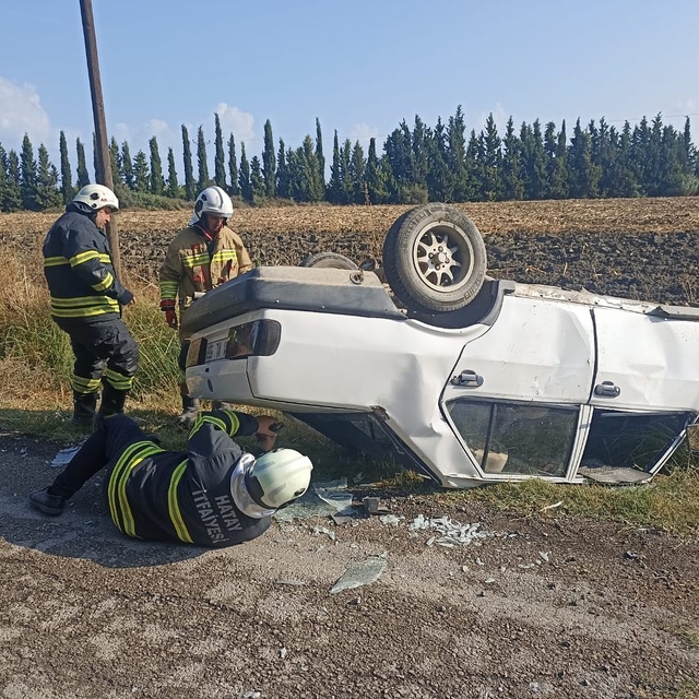 Hatay'da devrilen otomobildeki 2 kişi yaralandı