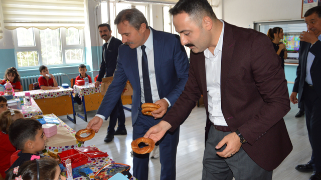 Havza'da öğrencilere simit ve süt ikram edildi