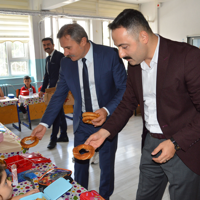 Havza'da öğrencilere simit ve süt ikram edildi