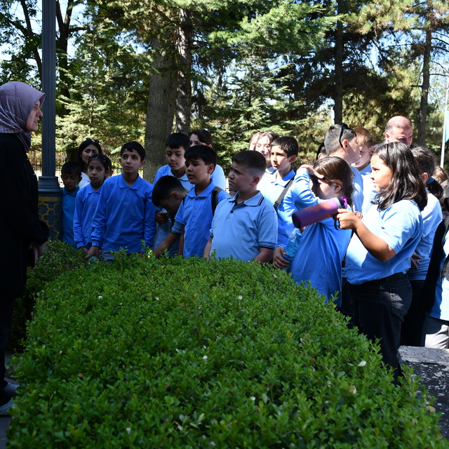 Bilecik'te öğrenciler ilk derslerini Ertuğrul Gazi Türbesi'nde işledi