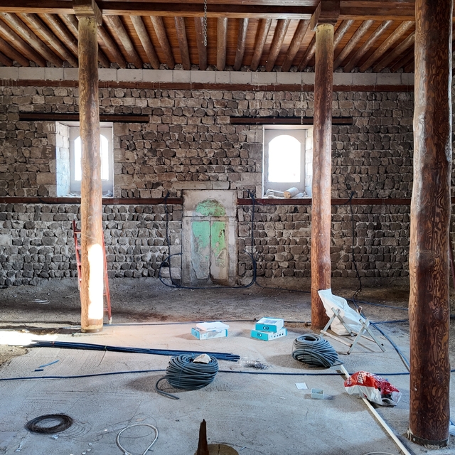 Kayseri'de restorasyonu devam eden Tasmakıran Cami, ramazan ayında ibadete...