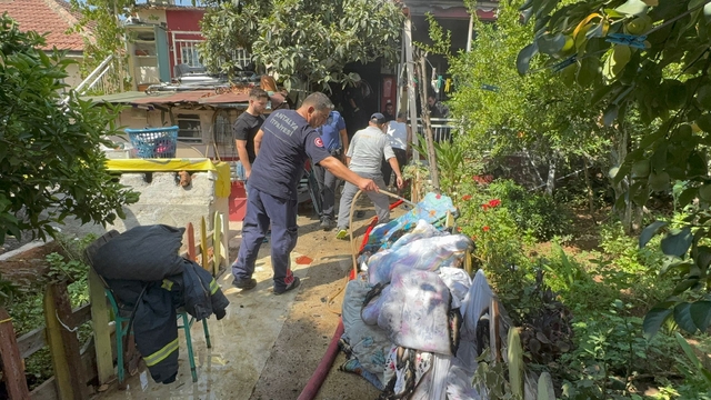 Antalya'da bir gecekonduda çıkan yangın söndürüldü